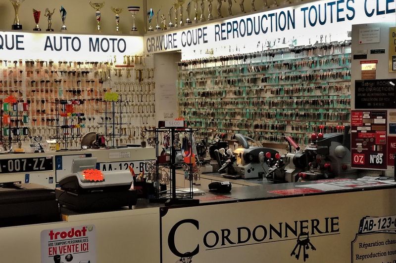 Locksmith and key cutting boutique